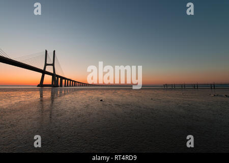 Ruhige Atmosphäre bei Vasco da Gama Brücke in Lissabon bei Sonnenaufgang. Ponte Vasco de Gama, Lisboa, Portugal Stockfoto