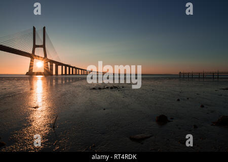 Ruhige Atmosphäre bei Vasco da Gama Brücke in Lissabon bei Sonnenaufgang. Ponte Vasco de Gama, Lisboa, Portugal Stockfoto