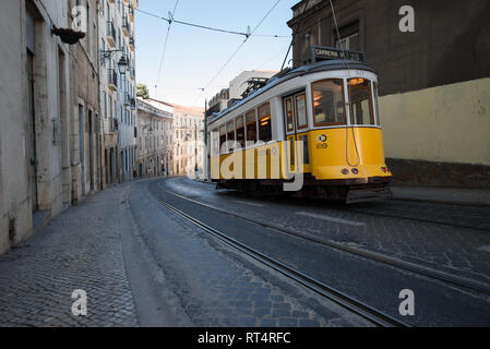 Tram 28: Der berühmte und Vintage alte gelbe Tram 28 Weitergabe Straße in Lissabon, Portugal. Stockfoto