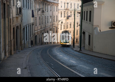 Tram 28: Der berühmte und Vintage alte gelbe Tram 28 Weitergabe Straße in Lissabon, Portugal. Stockfoto