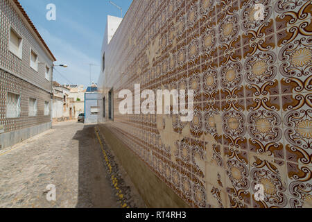 Azulejos portugiesische Außenwand Fliesen in Tavira, Portugal. Traditionelle dekorative azulejos Wand Keramikfliesen Stockfoto