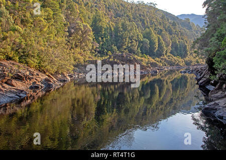 Reflexionen über den Franklin River Stockfoto
