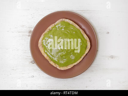 Glutenfreie hausgemachte Kuchen mit Matcha Tee Cottage auf weißem Holz- Hintergrund Stockfoto