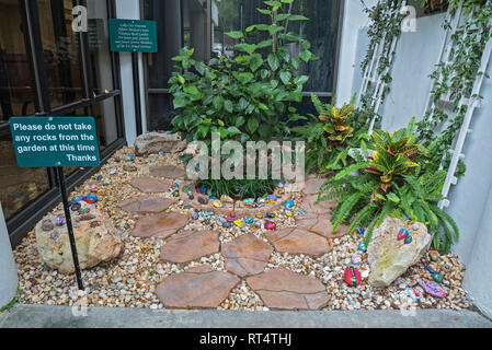 Stein Garten am See Stadt, Florida Veterans Administration Medical Center. Die Steine sind von Hand bemalt und in einen kleinen Garten in der Nähe der entr platziert Stockfoto