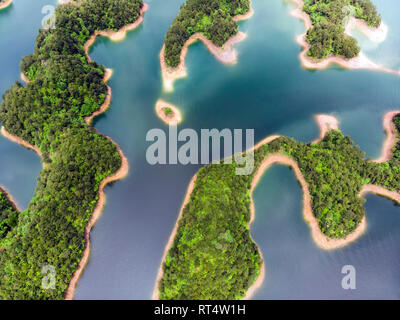 Luftaufnahme von Tausend Island Lake. Vogelperspektive von Süßwasser Qiandaohu. Versunkene Tal in Jingdezhen Land, Hangzhou, Provinz Zhejiang, China. Stockfoto