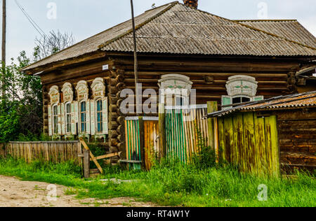 Eine Probe der Holzarchitektur in der Baikal Dorf. Holz Bau. Stockfoto