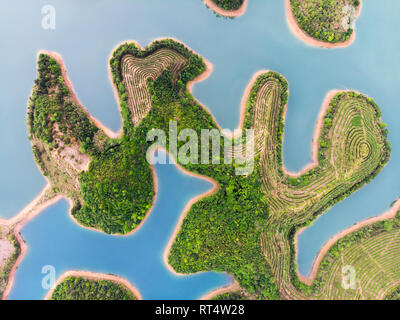 Luftaufnahme von Tausend Island Lake. Blick von oben auf die Süßwasser-Qiandaohu. Kaffee Inseln in Jingdezhen Land, Hangzhou, Provinz Zhejiang, China. Stockfoto