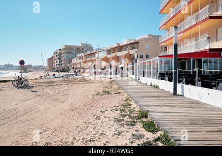 Sandstrand von La Mata Stadt küstennahen Wohn- hochhäuser Häuser aus Holz Weg entlang der Küste blauer Himmel und Mittelmeer, sonnigen Wintertag. Torrevi Stockfoto