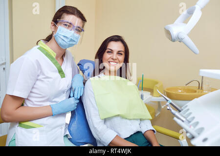Zahnarzt und weiblichen Klienten an die zahnmedizinische Klinik Lächeln Stockfoto