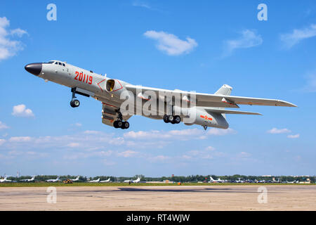 Eine People's Liberation Army Air Force Xian H-6 K strategischer Bomber Flugzeug. Stockfoto