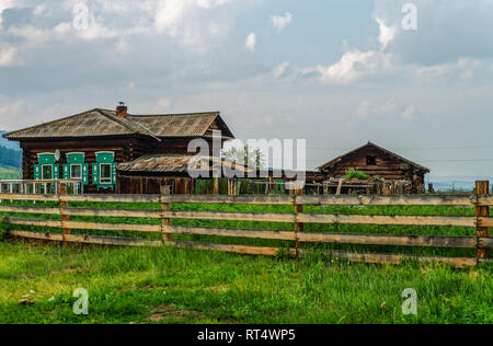 Eine Probe der Holzarchitektur in der Baikal Dorf. Holz Bau. Stockfoto