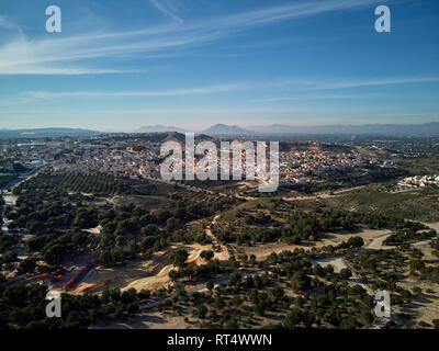 Antenne drone Sicht Fotografie Landschaft und Quesada Bezirk in der Gemeinde Rojales. Sonnigen Tag breiten Winkel Landschaft. Provinz Stockfoto