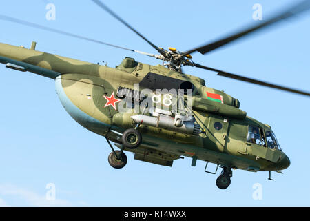 Einer belarussischen Streitkräfte Mi-8MTV-5 Transporthubschrauber. Stockfoto