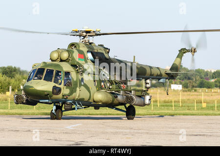 Einer belarussischen Streitkräfte Mi-8MTV-5 Transporthubschrauber. Stockfoto