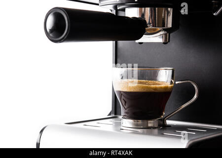 Frischen Kaffee, Espresso Kaffeemaschine auf weißem Hintergrund Stockfoto