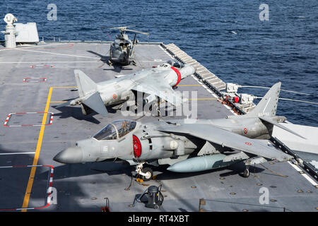 AV-8B+ Harrier II Jets an Bord der Italienischen Marine Cavour Flugzeugträger. Stockfoto