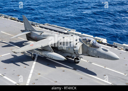 Ein AV-8B+ Harrier II Jet an Bord der Italienischen Marine Cavour Flugzeugträger. Stockfoto