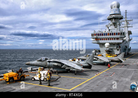AV-8B+ Harrier II Jets an Bord der Italienischen Marine Cavour Flugzeugträger. Stockfoto
