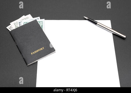 Reisepass pen mit Geld weißes Blatt Papier liegen auf einem schwarzen Hintergrund. Konzept der Finanzierung Kredit Stockfoto