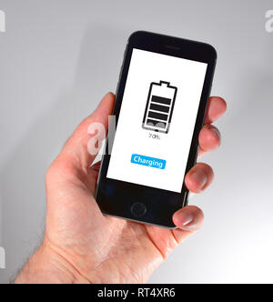 Das iPhone in der Hand gehalten - Batterie Prozentzeichen Stockfoto