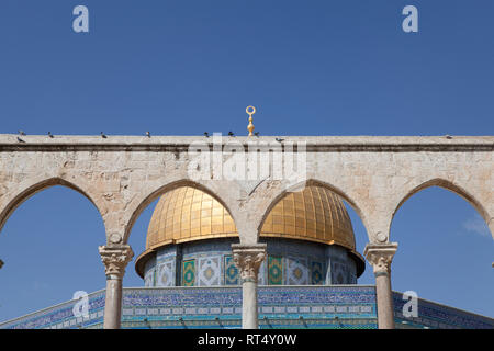 Israel, Jerusalem, Felsendom, goldene Kuppel, korinthischen Bögen Stockfoto