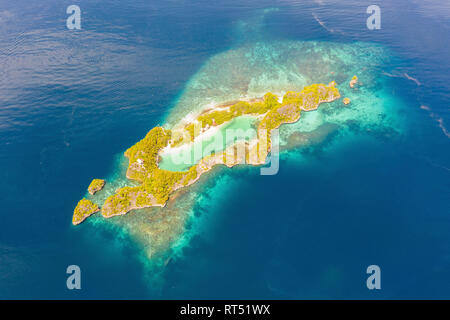 Morgen Licht leuchtet auf einem schönen Kalkstein Insel in Raja Ampat, Indonesien. Stockfoto