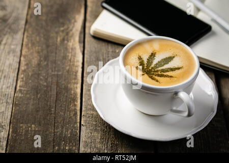 Cannabis/Marihuana Blatt auf Kaffee Schaum Stockfoto