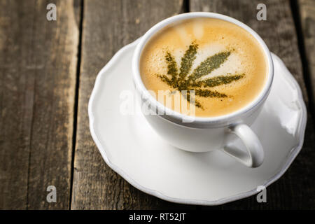 Cannabis/Marihuana Blatt auf Kaffee Schaum Stockfoto