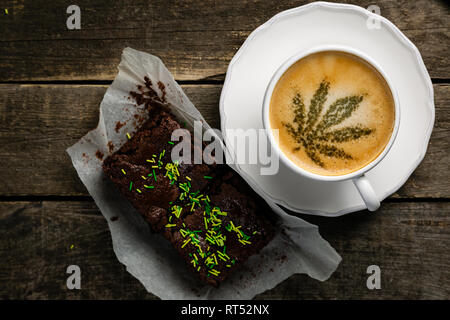 Cannabis/Marihuana Blatt auf Kaffee Schaum Stockfoto