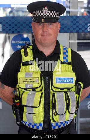 Dog Handler, freundlicher Polizist, der sich um die Queen Street Station, Glasgow, Schottland, Großbritannien kümmert Stockfoto