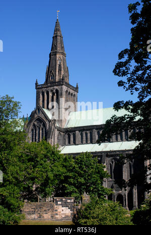 Außenansicht der Kathedrale St Mungo, Glasgow, Schottland, Großbritannien. Das älteste Gebäude der Stadt. Erbaut 1136. Stockfoto