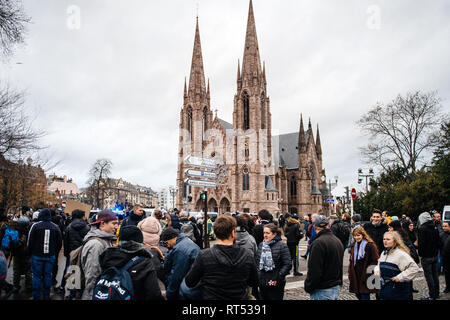 Straßburg, Frankreich - Dez 8, 2018: Masse, die sich in Straßburg auf der Nationawide protest Marche Pour le Climat vor der Reformierten Kirche Saint Paul Stockfoto