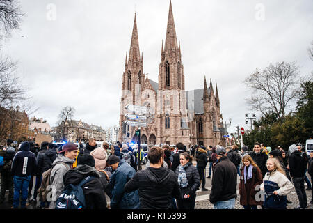 Straßburg, Frankreich - Dez 8, 2018: Masse, die sich in Straßburg auf der Nationawide protest Marche Pour le Climat vor der Reformierten Kirche Saint Paul Stockfoto