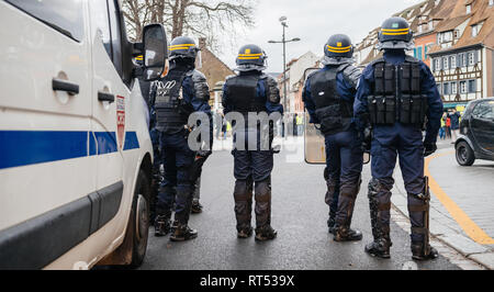 Straßburg, Frankreich - Dez 8, 2018: Ansicht der Rückseite des CRS französische Polizisten sichern die Zone vor dem Gelben Westen Bewegung die Demonstranten auf Quai des Bateliers Straße Stockfoto