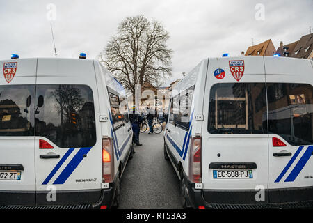 Straßburg, Frankreich - Dez 8, 2018: Ansicht der Rückseite des CRS französische Polizisten sichern die Zone vor dem Gelben Westen Bewegung die Demonstranten auf Quai des Bateliers Straße Stockfoto