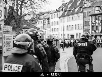 Straßburg, Frankreich - Dez 8, 2018: Ansicht der Rückseite des CRS französische Polizisten sichern die Zone vor dem Gelben Westen Bewegung die Demonstranten auf Quai des Bateliers Straße Stockfoto