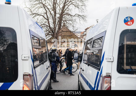 Straßburg, Frankreich - Dez 8, 2018: Ansicht der Rückseite des CRS französische Polizisten sichern die Zone vor dem Gelben Westen Bewegung die Demonstranten auf Quai des Bateliers Straße Stockfoto