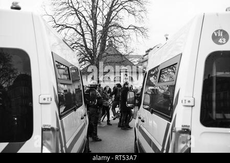 Straßburg, Frankreich - Dez 8, 2018: Ansicht der Rückseite des CRS französische Polizisten sichern die Zone vor dem Gelben Westen Bewegung die Demonstranten auf Quai des Bateliers Straße Stockfoto