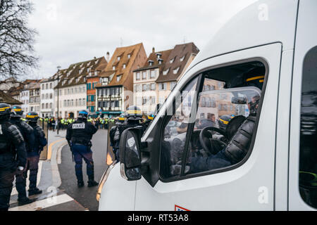 Straßburg, Frankreich - Dez 8, 2018: Ansicht der Rückseite des CRS französische Polizisten sichern die Zone vor dem Gelben Westen Bewegung die Demonstranten auf Quai des Bateliers Straße Stockfoto