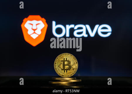 Bitcoin Münzen mit Tapferen browser Logo auf einem Laptop. Annahme blockchain Cryptocurrency und Mainstream. Slowenien - 02 24 2019 Stockfoto