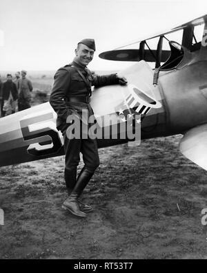 Voller Körper Porträt der amerikanischen Air Ace Eddie Rickenbacker seine SPAD XIII Flugzeuge. Stockfoto