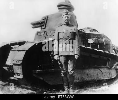 Weltkrieg Foto von lieut. Spalte George S. Patton und einem französischen Renault Tank, 1918. Stockfoto