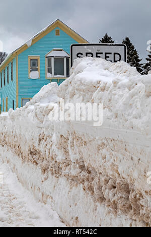 Grand Marais, Michigan - Schnee ist hoch gestapelt, behindern die Geschwindigkeitsbegrenzung. Grand Marais, am Ufer des Lake Superior, erhält einen Durchschnitt von 151 Zoll o Stockfoto