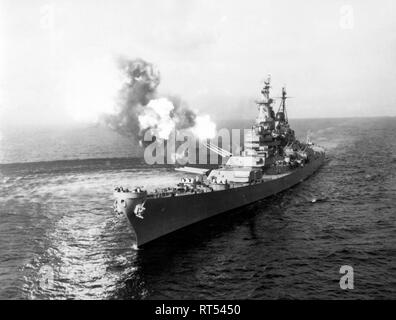 USS Missouri feuern ihre 16 Zoll Waffen in Richtung Chong Jin, Korea, 1950. Stockfoto