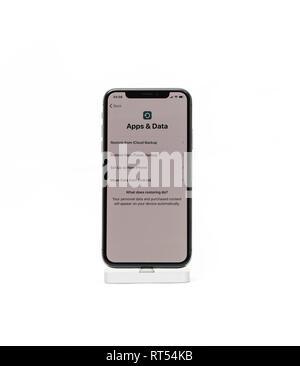 PARIS, Frankreich - 5 November 2017: Neue Apple iPhone X10 Smartphone isoliert weißer Hintergrund die Anwendungen und die Daten auf dem Bildschirm während der ersten Ausführung Stockfoto