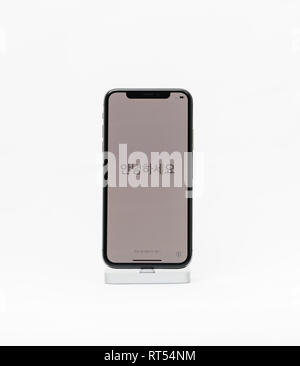 PARIS, Frankreich - 5 November 2017: Neue Apple iPhone X10 isoliert weißer Hintergrund mit Hallo Wort auf dem Display in der Koreanischen Sprache - erste Installation ausführen Stockfoto