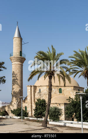 Hala Sultan Tekke oder die Moschee von Umm Haram auf dem Salzsee von Larnaca, Zypern Stockfoto