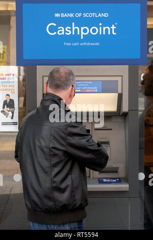 Mann bei der ATM Bank of Scotland in der Argyle Street, 'S St. Enoch', Glasgow, Schottland, Großbritannien Stockfoto