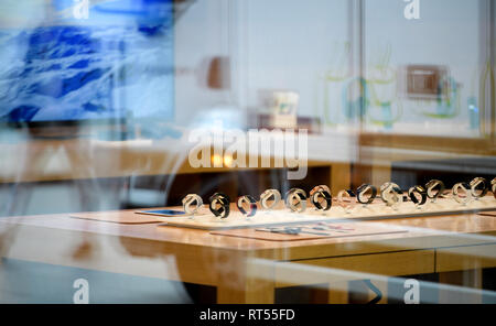 Straßburg, Frankreich - Nov 3, 2017: Stadt Reflexion der Apple Store mit Apple Watch Serie 3 Reihe warten auf den Kunden Stockfoto