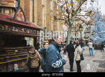 COLMAR, Frankreich - 23.November 2014: Touristen bewundern die Weihnachtsmarkt, Glühwein trinken, pikanten Wein in zentralen Platz Stockfoto